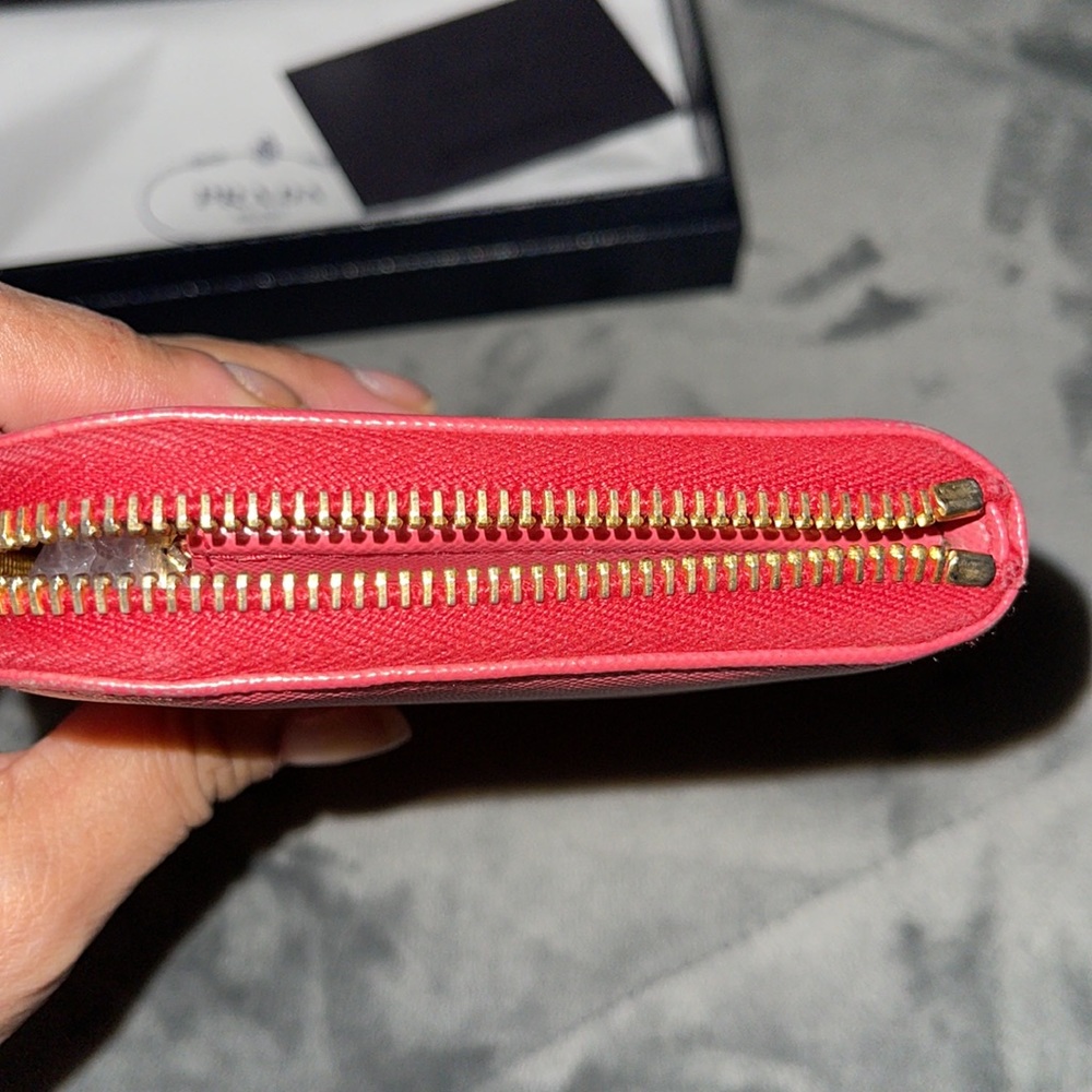 Preloved Prada wallet, excellent condition. Ask any questions.. - Picture 4 of 11